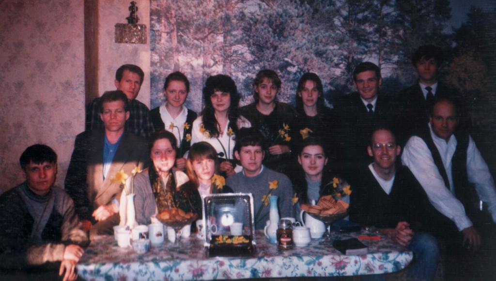 8 марта 1998 г. На молодежном общении. Братья поздравляют сестер с 8 марта