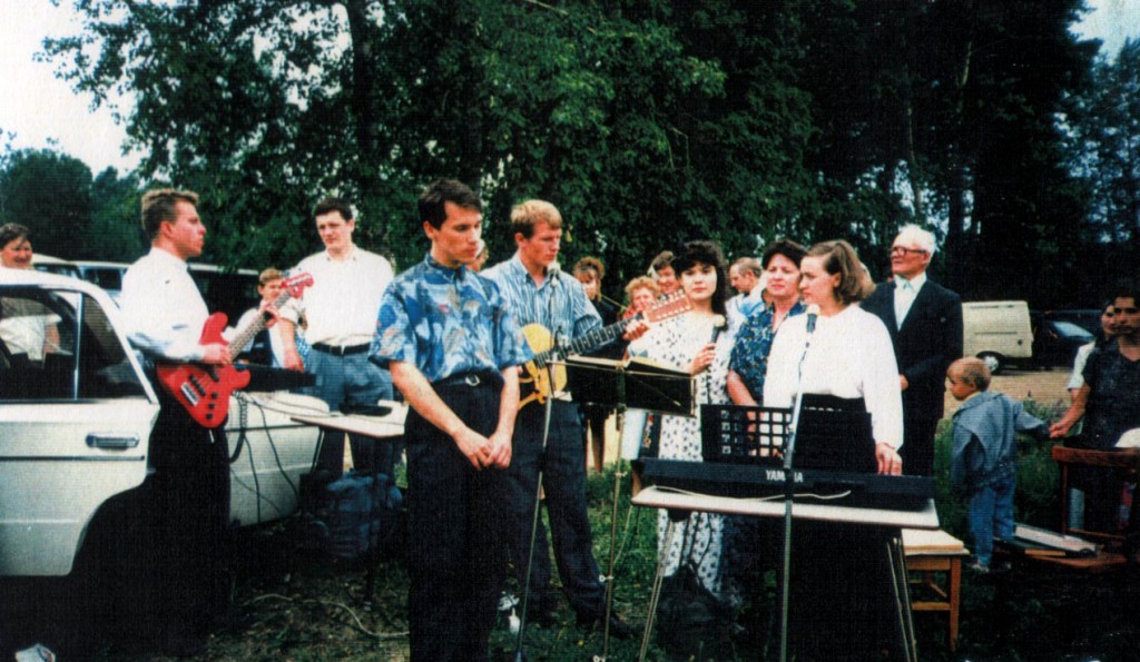 22 июня 1997 года. Крещение на реке Ангара. Крещение проводят совместно все три иркутские церкви ЕХБ. Из нашей церкви 2 человека заключили завет с Господом