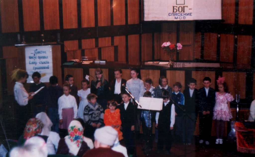 19 апреля 1998 г. Пасхальное богослужение. В воскресном богослужении участвует Воскресная школа