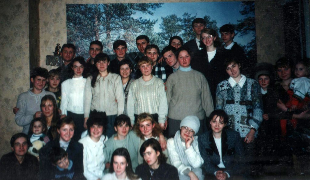 30 ноября 1997 г. Молодежь, которая трудилась летом в лагере «Колосок», собралась в нашей церкви на послелагерную встречу