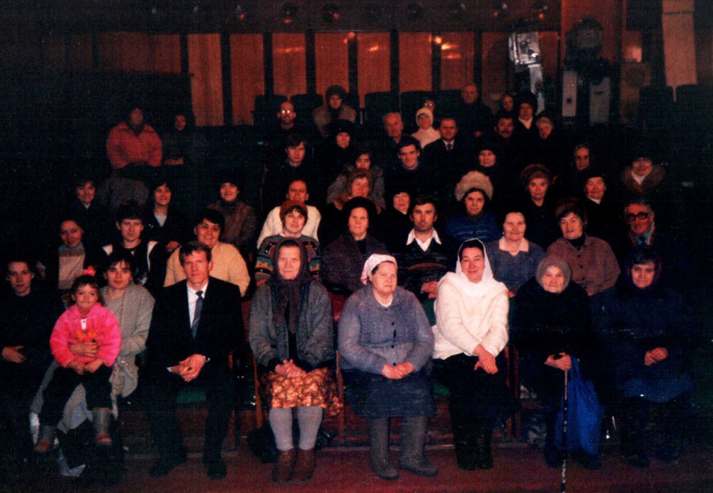Февраль 1998 г. Наша церковь после воскресного богослужения. Конференцзал ОАО «Востокэнергомонтаж»